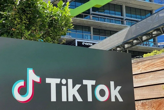 2020年8月11日，美国洛杉矶卡尔弗城一栋办公楼前的TikTok标志。图|人民视觉