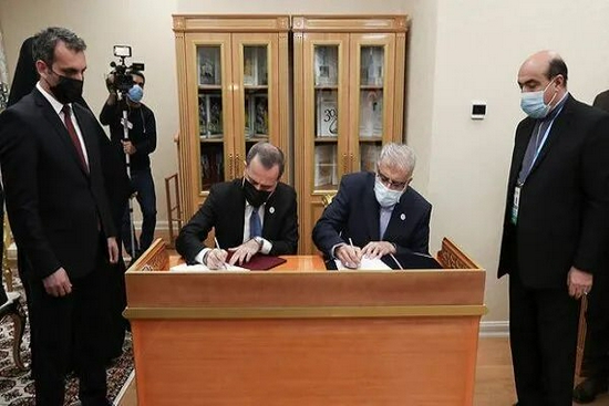 28日，伊朗同土库曼斯坦、阿塞拜疆在土库曼斯坦首都阿什哈巴德签署三边天然气互换协议。图源：mehrnews