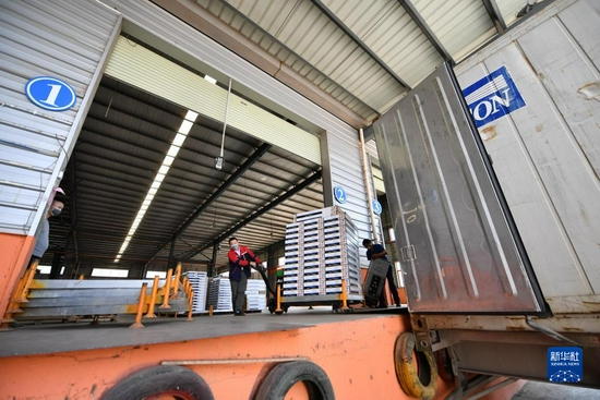 在江西省赣州市南康家具产业园，工人将即将出口的成品家具装车（2020年2月26日摄）。新华社记者 胡晨欢 摄