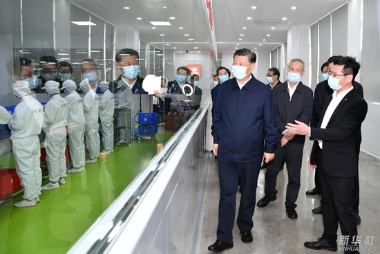  ↑2021年4月26日，习近平在广西柳州螺蛳粉生产集聚区，了解螺蛳粉生产情况。