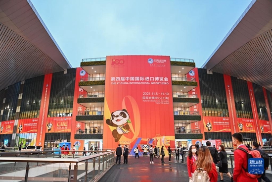 人们在位于上海的第四届进博会上参观（2021年11月5日摄）。新华社记者 李响 摄