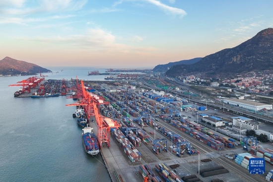 江苏连云港港集装箱码头一派繁忙（2021年12月1日摄，无人机照片）。国家统计局1月17日发布数据，2021年，中国国内生产总值（GDP）为1143670亿元，按不变价格计算，比上年增长8.1%。新华社发（司伟摄）