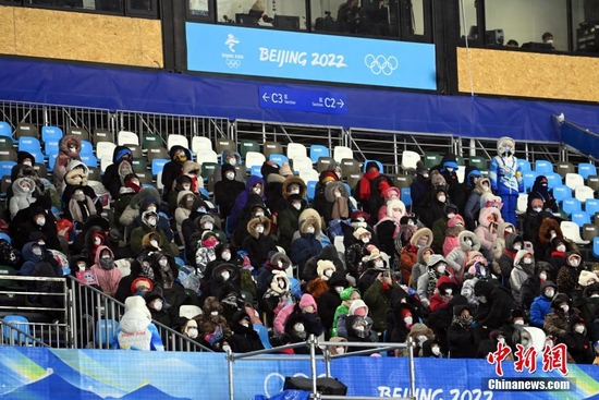 2月3日晚，北京2022年冬奥会首场雪上项目比赛在张家口赛区云顶滑雪公园拉开大幕。图为观众观赛。 中新社记者 翟羽佳 摄