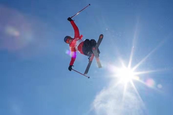 △北京冬奥会期间，蓝天白云下，正在参加比赛的运动员。