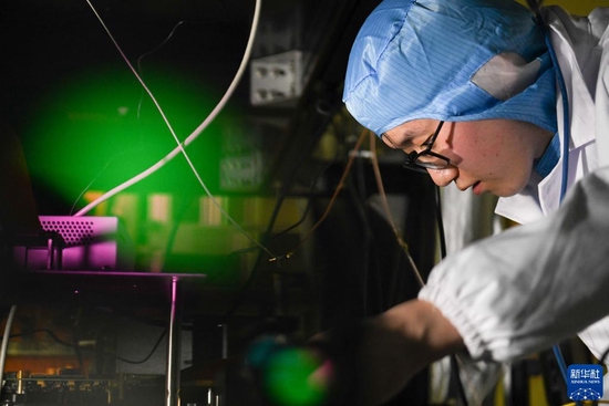 1月31日是除夕，在中国科学技术大学内，卢启航在中国科学院量子信息重点实验室做实验。新华社记者 张端 摄