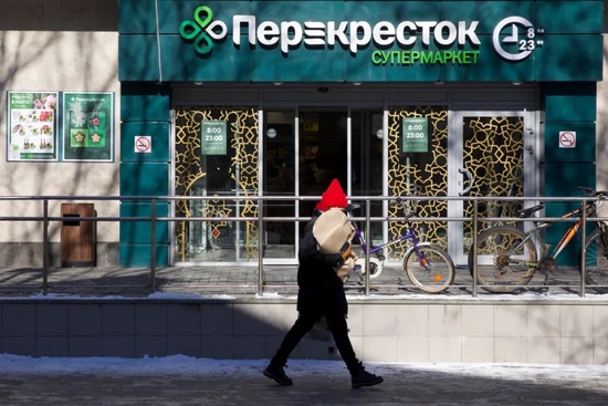 ▲3月9日，在俄罗斯首都莫斯科，市民从一家超市前走过。新华社记者 白雪骐 摄