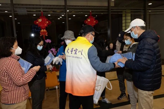 3月31日晚，在上海市中远两湾城小区，社区志愿者为第二天的核酸检测做准备。新华社记者金立旺摄