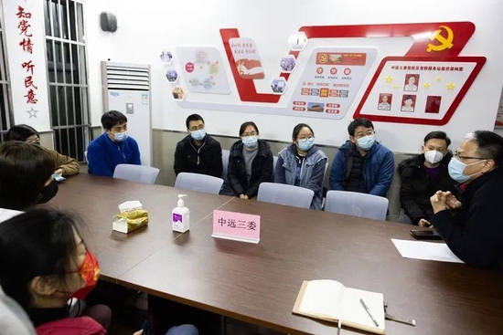 3月31日，在上海市中远两湾城小区，社区干部（右）在培训志愿者，为第二天的核酸检测做准备。新华社记者金立旺摄