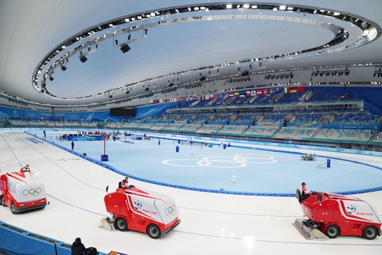  浇冰车在国家速滑馆“冰丝带”作业。被称赞为“最快的冰”的“冰丝带”在北京冬奥会期间见证多项纪录诞生。