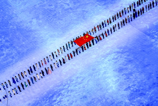  在北京冬奥会开幕式上，中华人民共和国国旗入场。