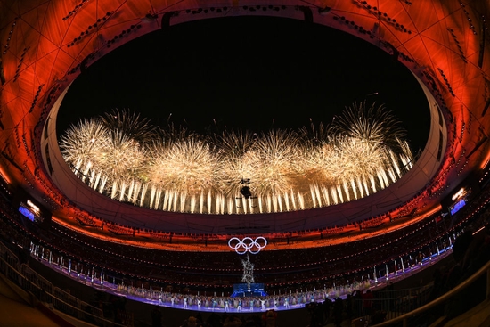 北京冬奥会闭幕式上的焰火表演。