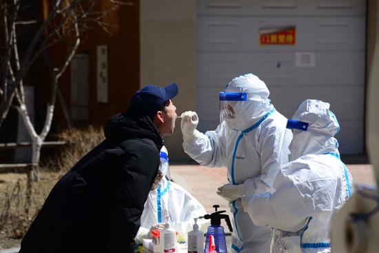 4月7日，在长春市南关区一处核酸检测点，医务人员为居民进行核酸采样。当日，吉林省长春市开展新一轮核酸检测。新华社记者 张建 摄