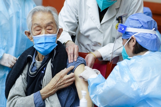 4月18日，医护人员为94岁的老人高铦接种新冠疫苗。新华社记者鞠焕宗摄