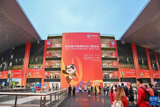 人们在上海举行的第四届进博会上参观（2021年11月5日摄）。新华社记者 李响 摄