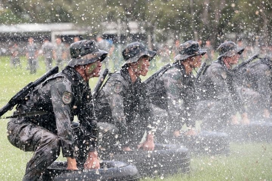 ↑驻香港部队某旅特战一连组织特战队员进行猎人意志训练（2020年6月1日摄）。新华社发（易定 摄）