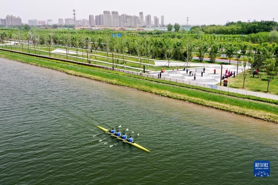山西皮划艇队队员在汾河太原城区晋阳桥段水面上训练（2020年5月12日摄，无人机照片）。新华社记者 曹阳 摄