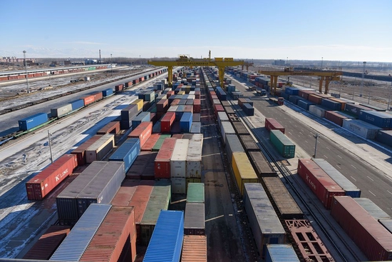 新疆霍尔果斯铁路口岸换装场。