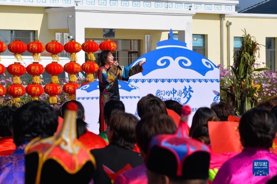 2020年9月29日，在内蒙古自治区兴安盟科尔沁右翼中旗乌逊嘎查分会场的“我们的中国梦”——文化进万家慰问演出上，歌手图雅娜莎（后）在演唱歌曲《牧民歌唱共产党》。新华社记者 徐钦 摄