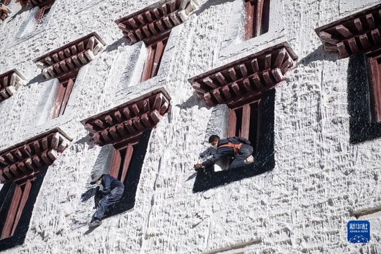 2021年10月21日，工作人员进行布达拉宫年度粉刷工作。新华社记者 孙瑞博 摄
