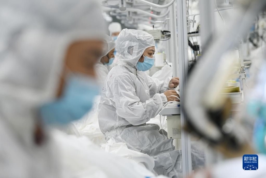  2022年4月27日，福建省福州市仓山区一家民营企业的工人在缝制防护服。新华社发（王旺旺摄）