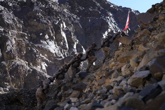  新疆军区某边防团官兵巡逻的画面。 郭帅 摄