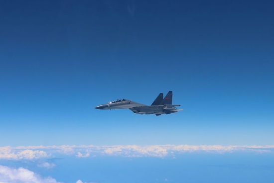 8月4日,东部战区空军航空兵某旅同时出动多架战机,飞赴台岛周边海域执行任务,进一步检验部队实战能力。这是战机警戒巡航。新华社发(华军效摄)