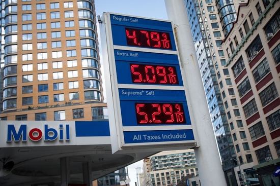  2月10日，美国纽约一家加油站的电子屏显示油品价格。新华社发（郭克摄）