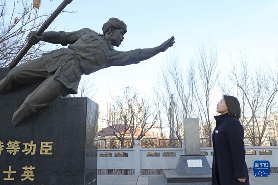2021年2月2日，梁丹丹在瞻仰爷爷雕像。新华社记者 杨青 摄