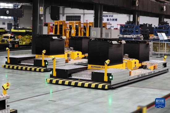 这是在沈阳新松机器人自动化股份有限公司拍摄的双举升合装移动机器人。新华社记者 潘昱龙 摄