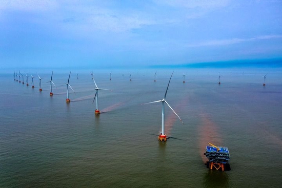 2021年5月16日拍摄的浙江舟山北部海域的中广核岱山4号海上风电场（无人机照片）。新华社发（姚峰 摄）