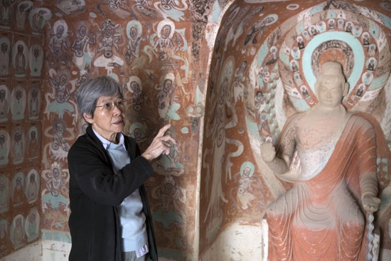  樊锦诗在敦煌莫高窟（2015年9月29日摄）。新华社发（孙志军 摄）