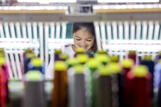 ↑2022年7月19日，30岁的杨丽在克度镇马鞍社区一刺绣厂内工作。杨丽家是“中国天眼”所在“大窝凼”内的12户居民之一。2009年，杨丽家搬离天眼核心区迁至克度镇移民安置点。