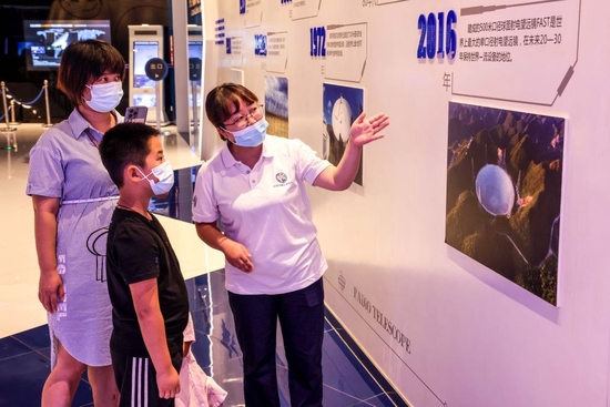 ↑2022年7月20日，参观者在天文体验馆内参观。