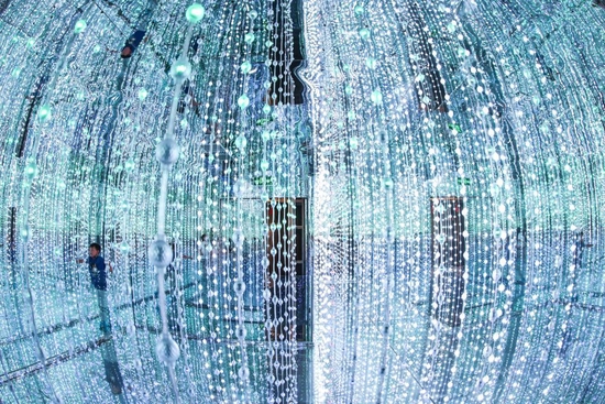 ↑2022年7月20日，参观者在天眼光影馆内参观。