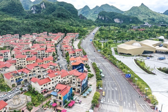 ↑2022年7月20日拍摄的“天文小镇”一景（无人机照片）。