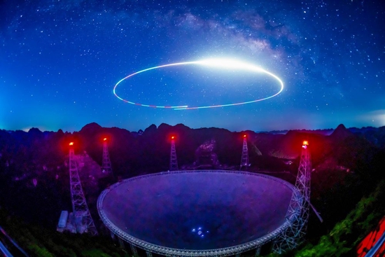  ↑银河下的“中国天眼”全景（无人机光绘照片，2022年7月24日维护保养期间拍摄）