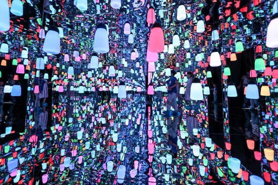 ↑2022年7月20日，参观者在天眼光影馆内参观。