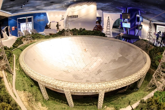  ↑2022年7月20日，参观者在天文体验馆内观看“中国天眼”模型。