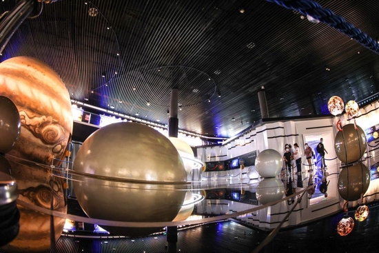 ↑2022年7月20日，参观者在天文体验馆内参观。