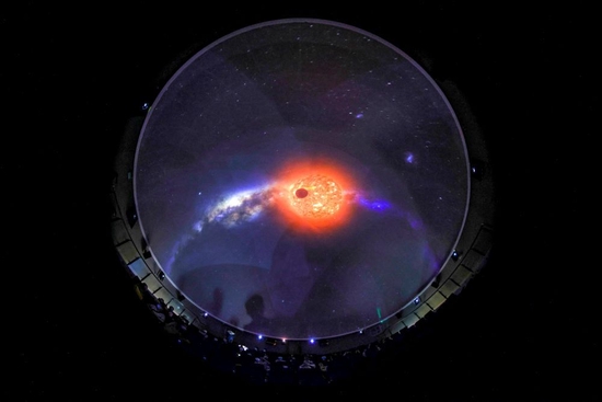  ↑2022年7月20日，参观者在天文体验馆内观看天文科普电影。