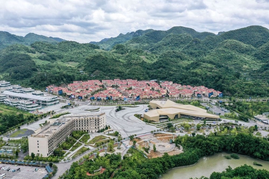  ↑2022年7月20日拍摄的“天文小镇”一景（无人机照片）。