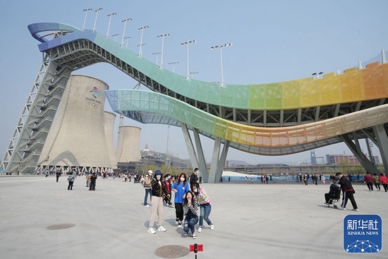  游客在北京首钢滑雪大跳台区域参观游览（2022年4月4日摄）。新华社记者 鞠焕宗 摄