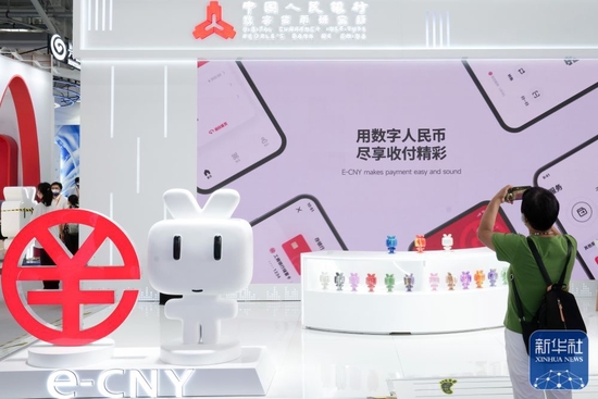  在服贸会首钢园区金融服务专题展上，一名参观者在中国人民银行数字货币研究所展台参观（2022年9月4日摄）。新华社记者 鞠焕宗 摄