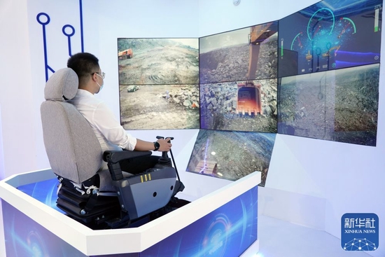  这是在2022世界机器人博览会现场拍摄的5G远程操控挖掘机（2022年8月18日摄）。新华社记者 任超 摄