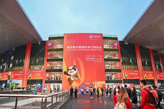 人们在上海举行的第四届进博会上参观（2021年11月5日摄）。 新华社记者 李响 摄
