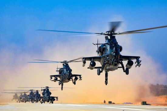 陆军第73集团军某陆航旅组织飞行训练，战机编队依次起飞（2021年4月22日摄）。新华社发（李士龙 摄）