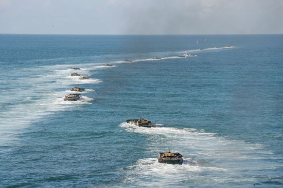 陆军第74集团军某合成旅两栖装甲车进行海上泛水编波训练（2020年8月14日摄）。新华社发（李彬 摄）