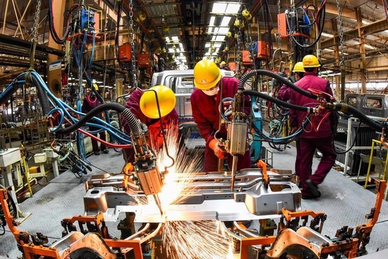 2021年2月28日，工人在山东省青州市一家汽车制造企业的冲焊车间内进行生产作业。新华社发（王继林 摄）