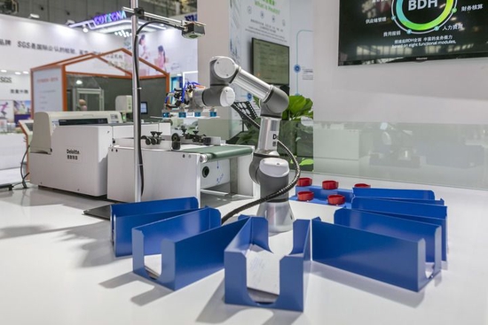 德勤公司在第三届进博会服贸展区全球首发能完成发票分拣与盖章工作的财务机器人手臂（2020年11月5日摄）。新华社记者 王翔 摄