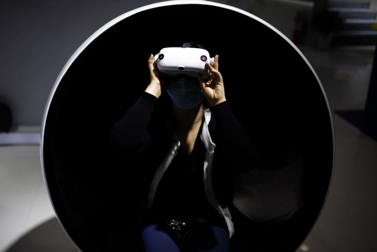 在第四届进博会技术装备展区，参观者在体验超临场感3D虚拟视频（2021年11月7日摄）。新华社记者 金立旺 摄